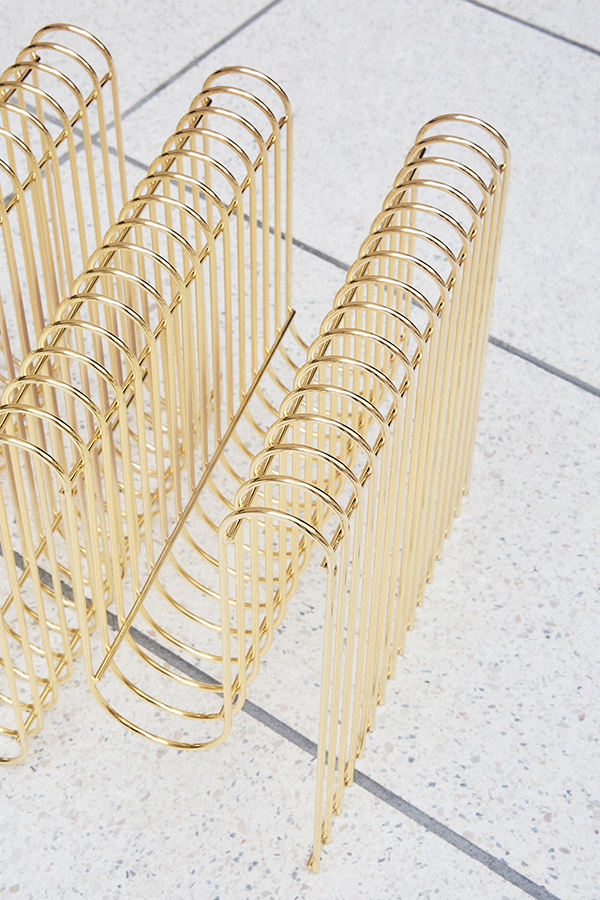 AYTM_Curva-Magazine-Holder-gold